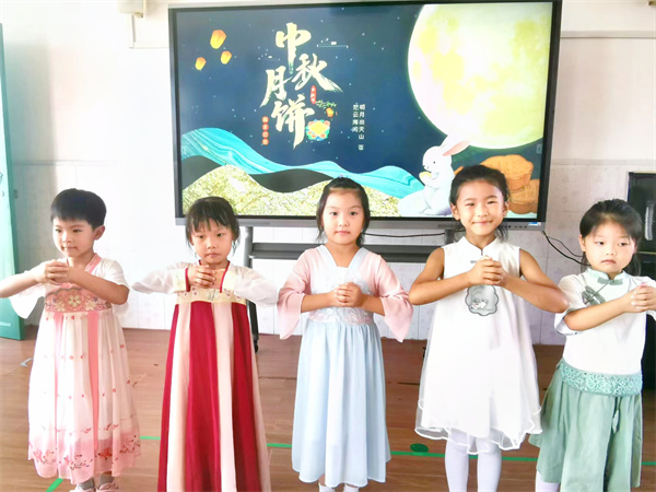 中秋谢师恩  满怀金秋情