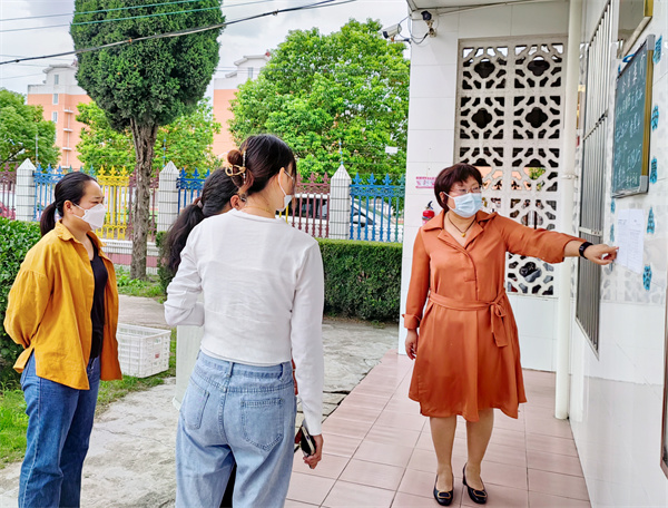 家长用心陪餐 关爱孩子成长