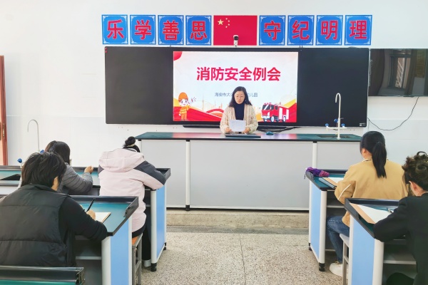 筑牢安全防火墙，萌娃争当“小消防员”